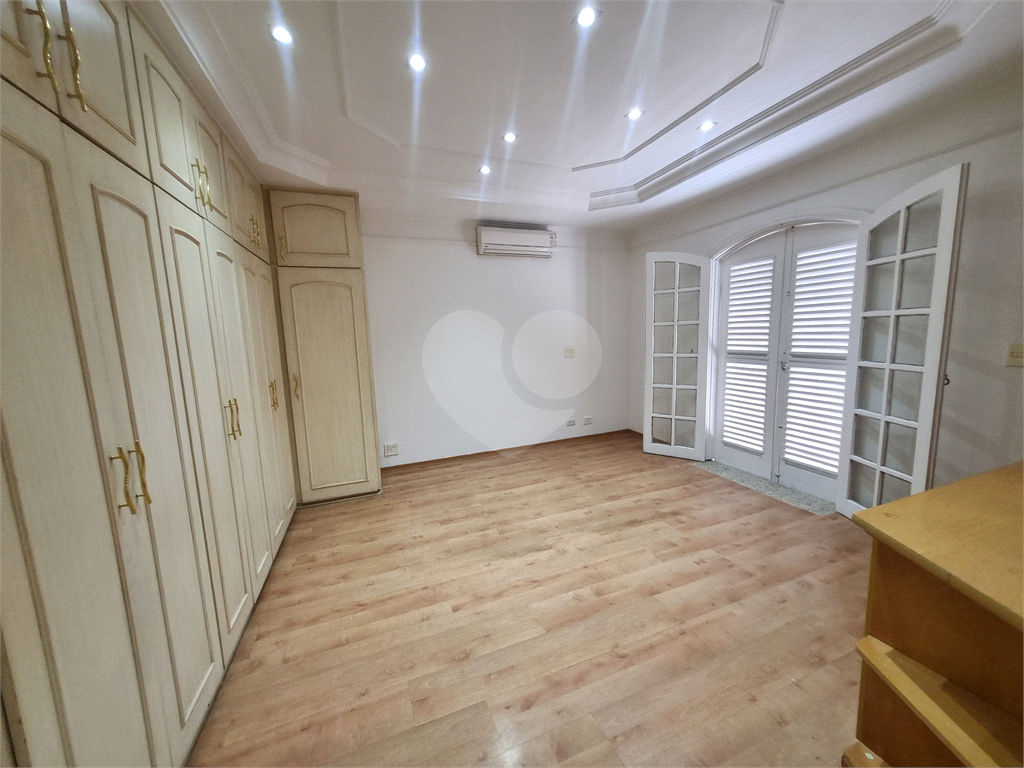 Sobrado Maravilhoso – 360 m², 4 Suítes, Churrasqueira e Piscina com Cascata, 6 vagas 