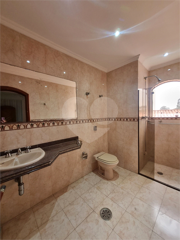 Sobrado Maravilhoso – 360 m², 4 Suítes, Churrasqueira e Piscina com Cascata, 6 vagas 