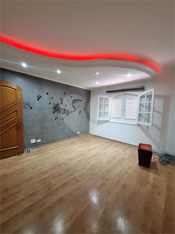 Sobrado Maravilhoso – 360 m², 4 Suítes, Churrasqueira e Piscina com Cascata, 6 vagas 