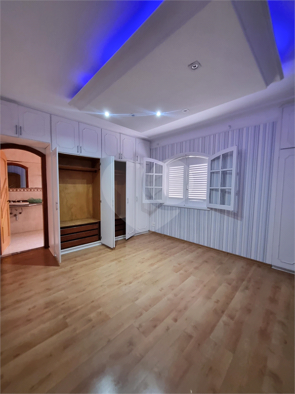 Sobrado Maravilhoso – 360 m², 4 Suítes, Churrasqueira e Piscina com Cascata, 6 vagas 