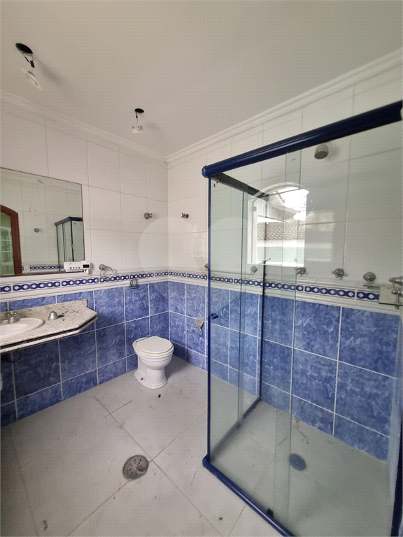 Sobrado Maravilhoso – 360 m², 4 Suítes, Churrasqueira e Piscina com Cascata, 6 vagas 