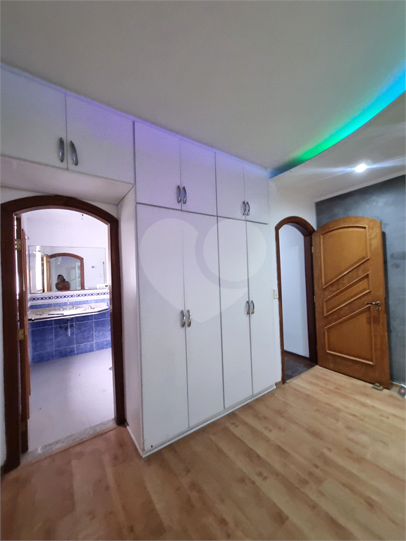 Sobrado Maravilhoso – 360 m², 4 Suítes, Churrasqueira e Piscina com Cascata, 6 vagas 