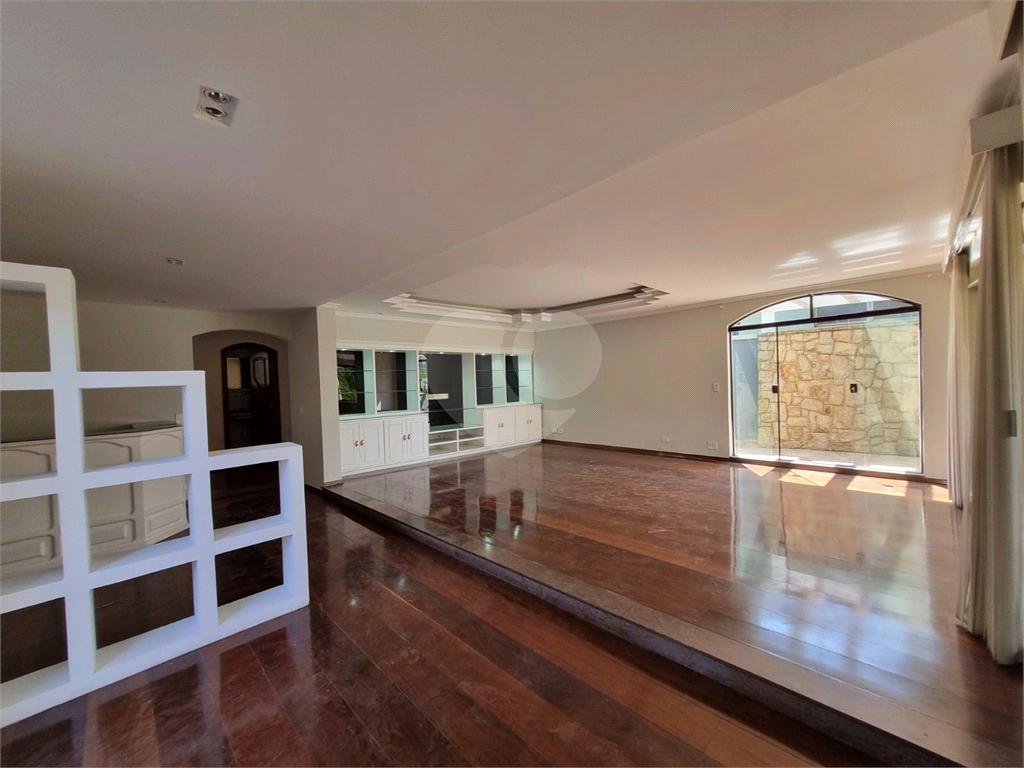 Sobrado Maravilhoso – 360 m², 4 Suítes, Churrasqueira e Piscina com Cascata, 6 vagas 