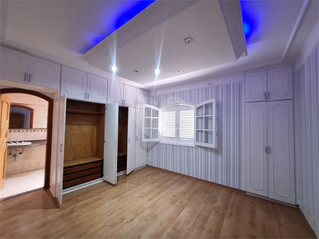 Sobrado Maravilhoso – 360 m², 4 Suítes, Churrasqueira e Piscina com Cascata, 6 vagas 