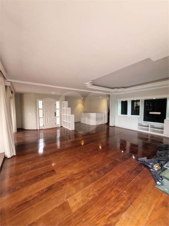 Sobrado Maravilhoso – 360 m², 4 Suítes, Churrasqueira e Piscina com Cascata, 6 vagas 