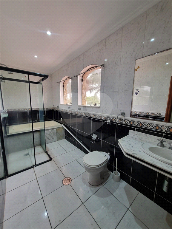 Sobrado Maravilhoso – 360 m², 4 Suítes, Churrasqueira e Piscina com Cascata, 6 vagas 