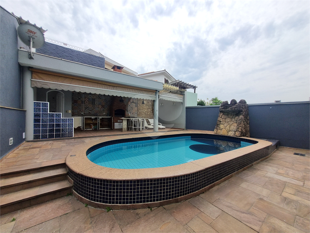 Sobrado Maravilhoso – 360 m², 4 Suítes, Churrasqueira e Piscina com Cascata, 6 vagas 