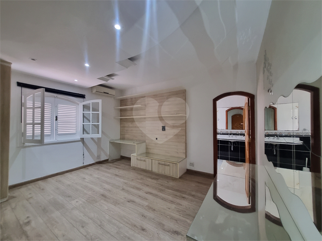 Sobrado Maravilhoso – 360 m², 4 Suítes, Churrasqueira e Piscina com Cascata, 6 vagas 