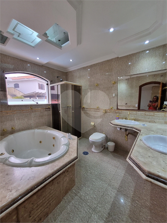 Sobrado Maravilhoso – 360 m², 4 Suítes, Churrasqueira e Piscina com Cascata, 6 vagas 