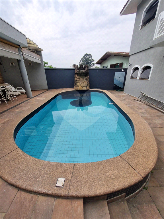 Sobrado Maravilhoso – 360 m², 4 Suítes, Churrasqueira e Piscina com Cascata, 6 vagas 
