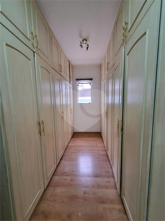 Sobrado Maravilhoso – 360 m², 4 Suítes, Churrasqueira e Piscina com Cascata, 6 vagas 