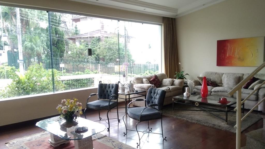 Sobrado alto padrão Jardim França com 5 suites, piscina, salão de festas com lareira e sauna!