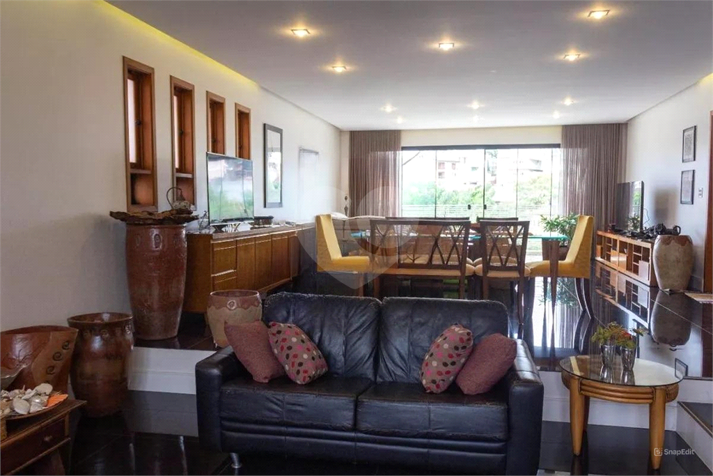 CASA LINDA – City América – 650 m2 - 5 Quartos – 3 suítes – 6 vagas de garagem.