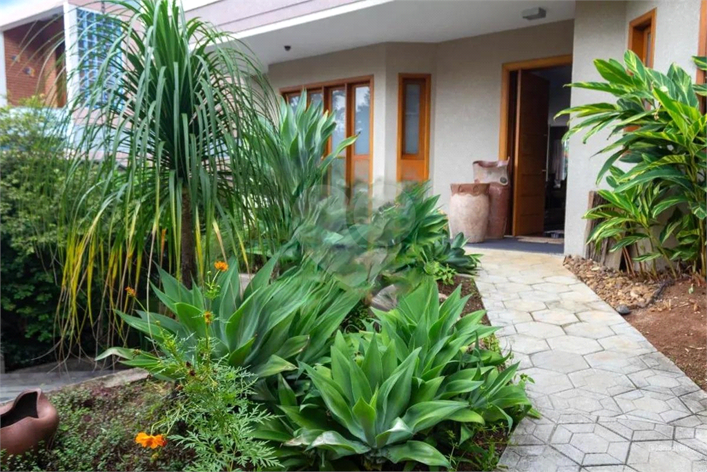 CASA LINDA – City América – 650 m2 - 5 Quartos – 3 suítes – 6 vagas de garagem.