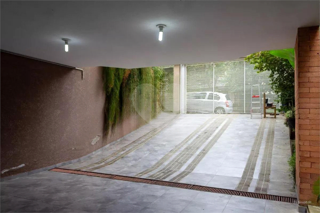 CASA LINDA – City América – 650 m2 - 5 Quartos – 3 suítes – 6 vagas de garagem.