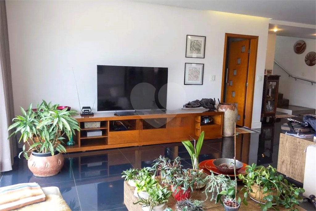CASA LINDA – City América – 650 m2 - 5 Quartos – 3 suítes – 6 vagas de garagem.