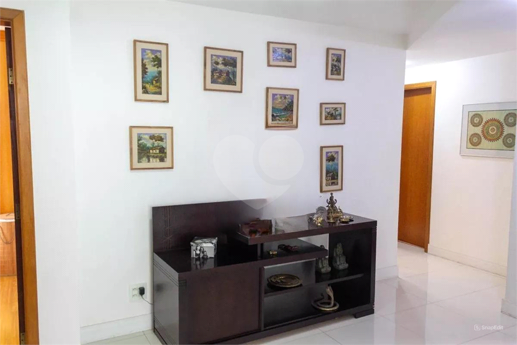 CASA LINDA – City América – 650 m2 - 5 Quartos – 3 suítes – 6 vagas de garagem.