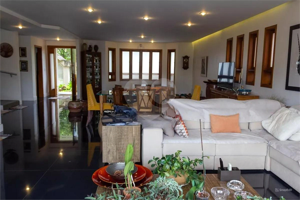 CASA LINDA – City América – 650 m2 - 5 Quartos – 3 suítes – 6 vagas de garagem.