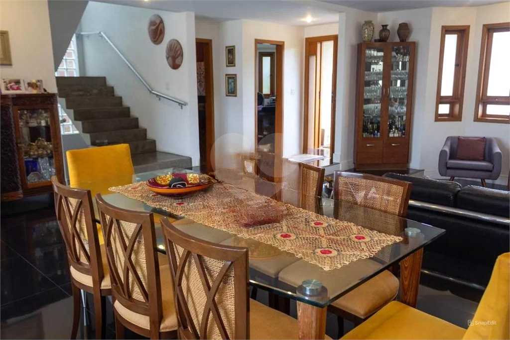 CASA LINDA – City América – 650 m2 - 5 Quartos – 3 suítes – 6 vagas de garagem.