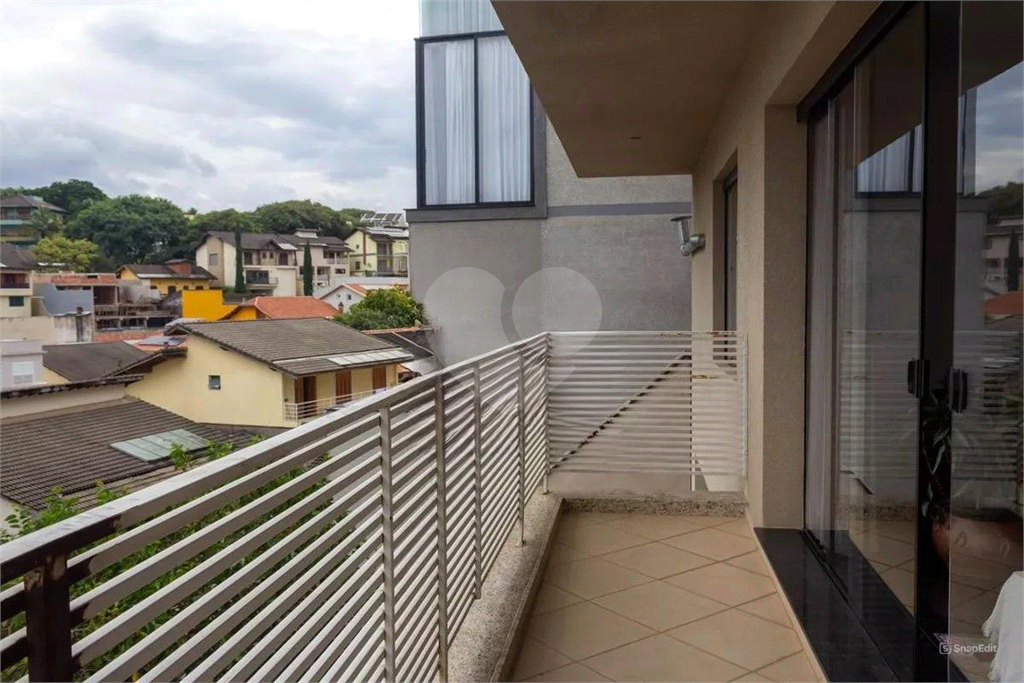 CASA LINDA – City América – 650 m2 - 5 Quartos – 3 suítes – 6 vagas de garagem.