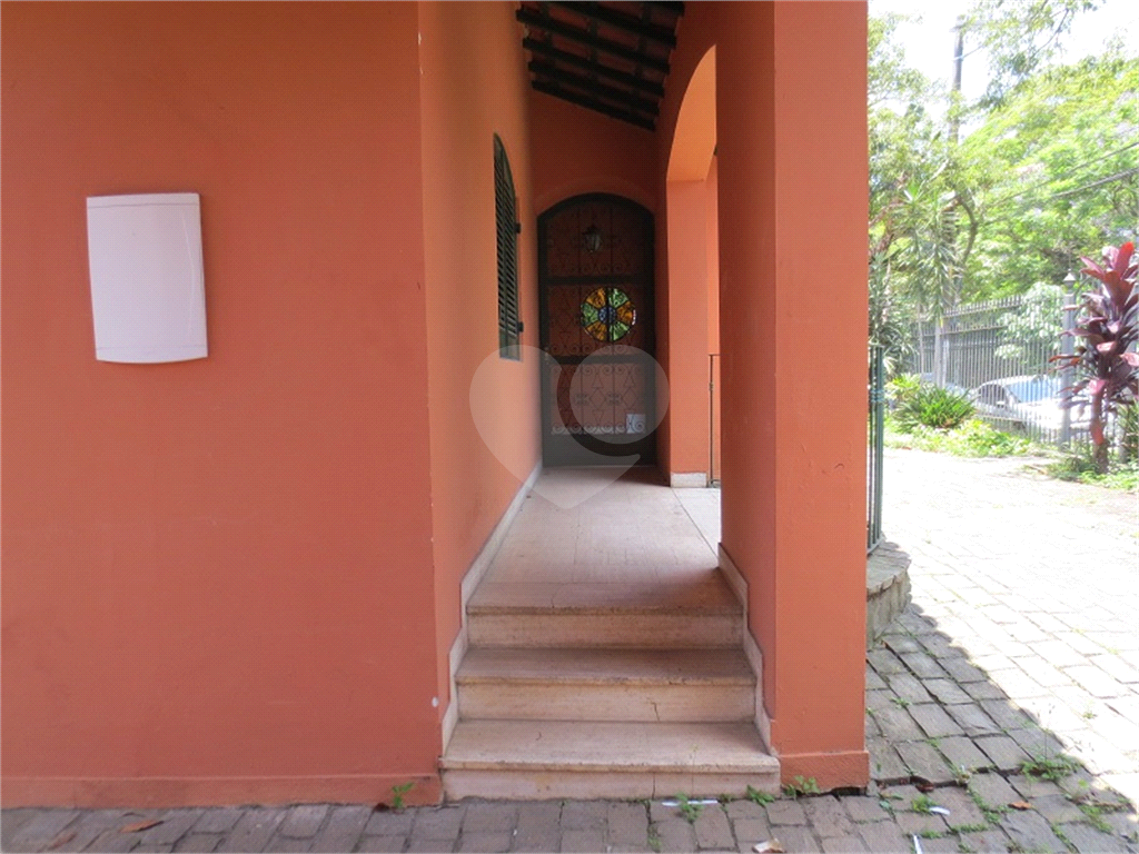 Casa no Pacaembu com ótima distribuição e amplo quintal em terreno em declive