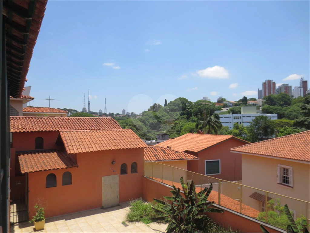 Casa no Pacaembu com ótima distribuição e amplo quintal em terreno em declive
