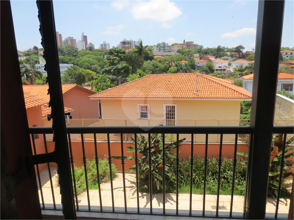 Casa no Pacaembu com ótima distribuição e amplo quintal em terreno em declive