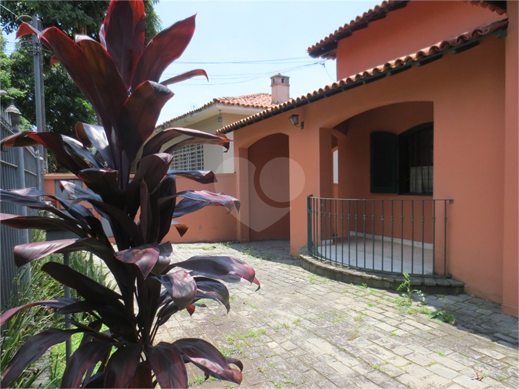 Casa no Pacaembu com ótima distribuição e amplo quintal em terreno em declive