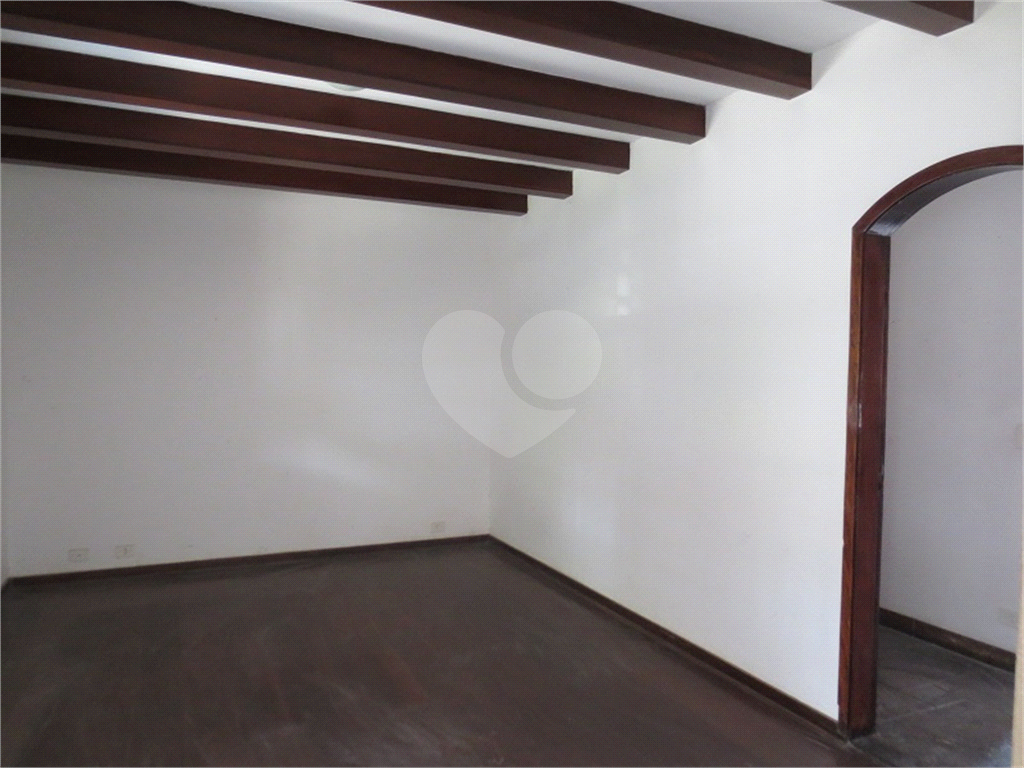 Casa no Pacaembu com ótima distribuição e amplo quintal em terreno em declive
