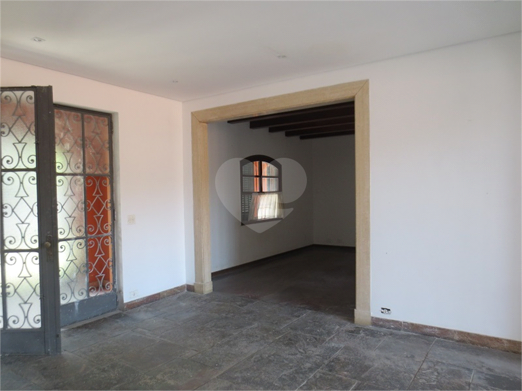 Casa no Pacaembu com ótima distribuição e amplo quintal em terreno em declive