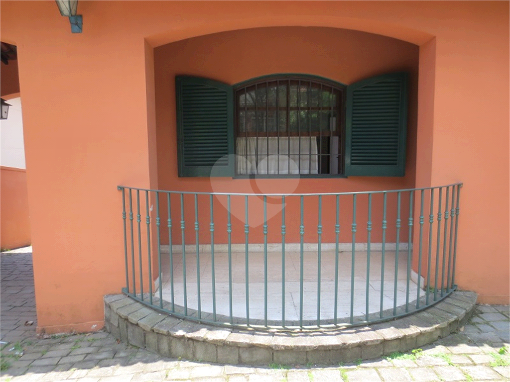 Casa no Pacaembu com ótima distribuição e amplo quintal em terreno em declive