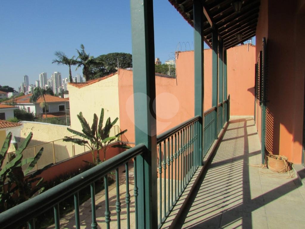 Casa no Pacaembu com ótima distribuição e amplo quintal em terreno em declive