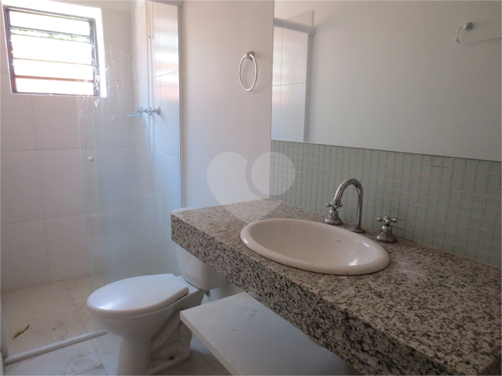 Casa no Pacaembu com ótima distribuição e amplo quintal em terreno em declive