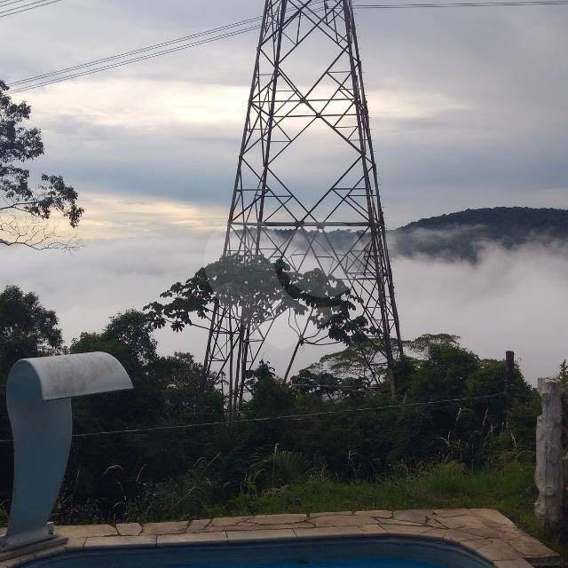 Cas em cond. fechado, serra da cantareira.