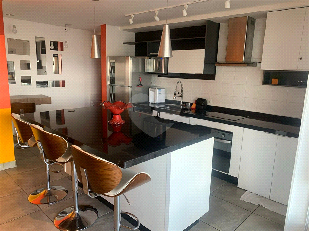 01 DORM MOBILIADO COM VAGA DE GARAGEM AO LADO DO METRÔ EM PINHEIROS 