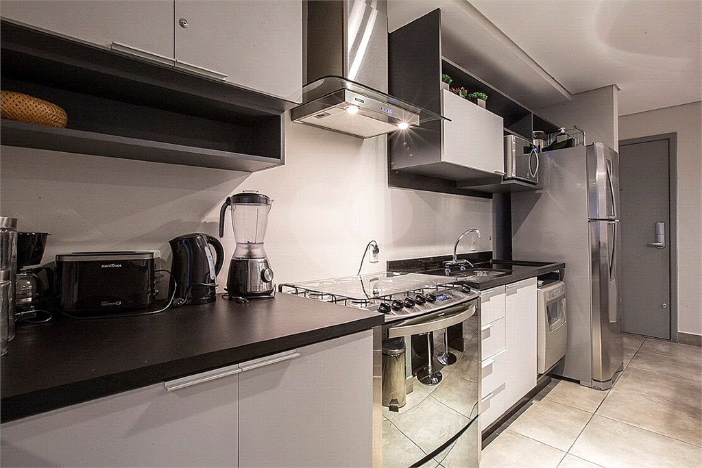 01 DORM MOBILIADO COM VAGA DE GARAGEM AO LADO DO METRÔ EM PINHEIROS 