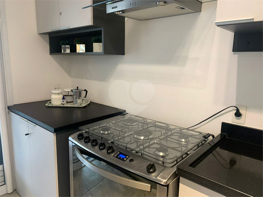 01 DORM MOBILIADO COM VAGA DE GARAGEM AO LADO DO METRÔ EM PINHEIROS 