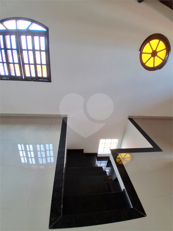 Sobrado amplo com 3 suítes e 5 vagas na Cachoeirinha