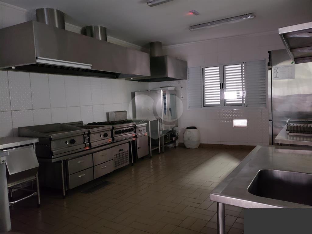 Prédio comercial com 400 metros quadrados de área útil. Localização excelente