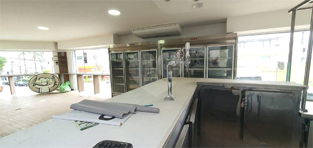 Prédio comercial com 400 metros quadrados de área útil. Localização excelente