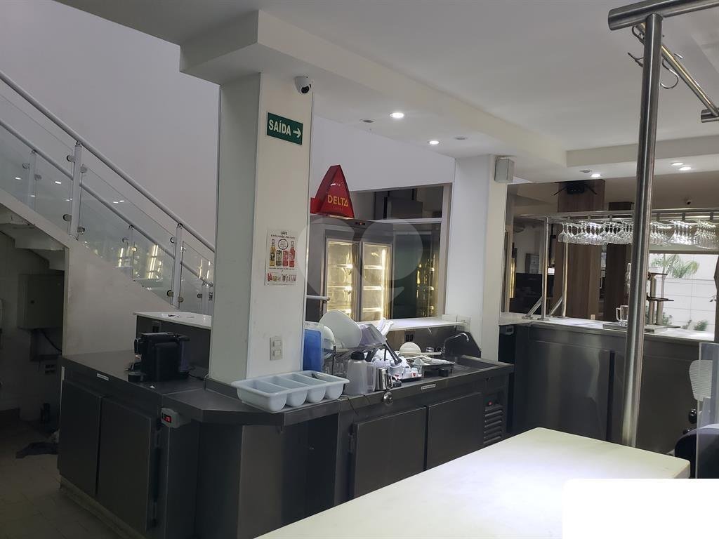 Prédio comercial com 400 metros quadrados de área útil. Localização excelente