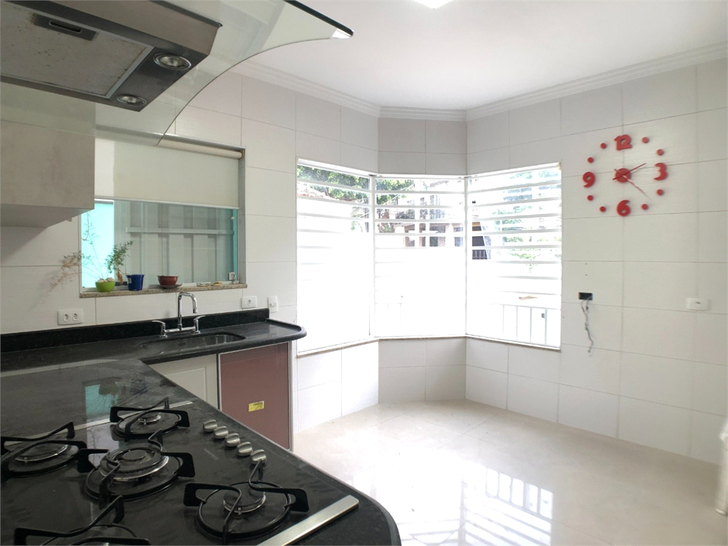 Amplo sobrado Região da Água Fria, rua tranquila e larga, com 3 Suítes,  5 vagas de garagem