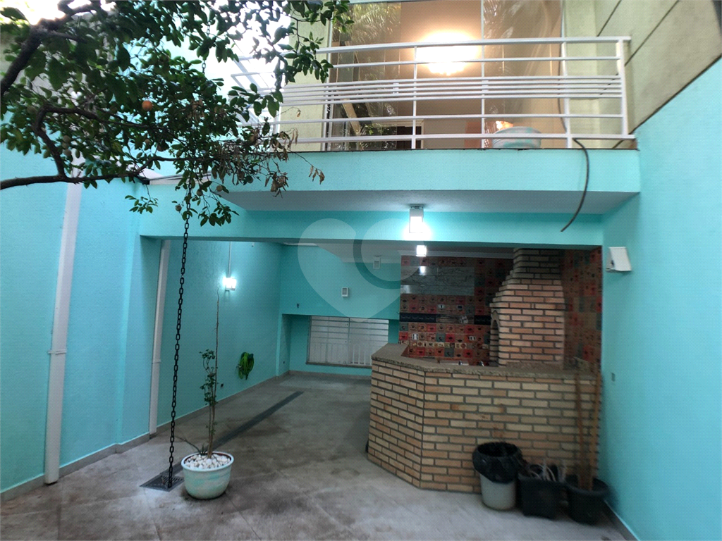 Amplo sobrado Região da Água Fria, rua tranquila e larga, com 3 Suítes,  5 vagas de garagem
