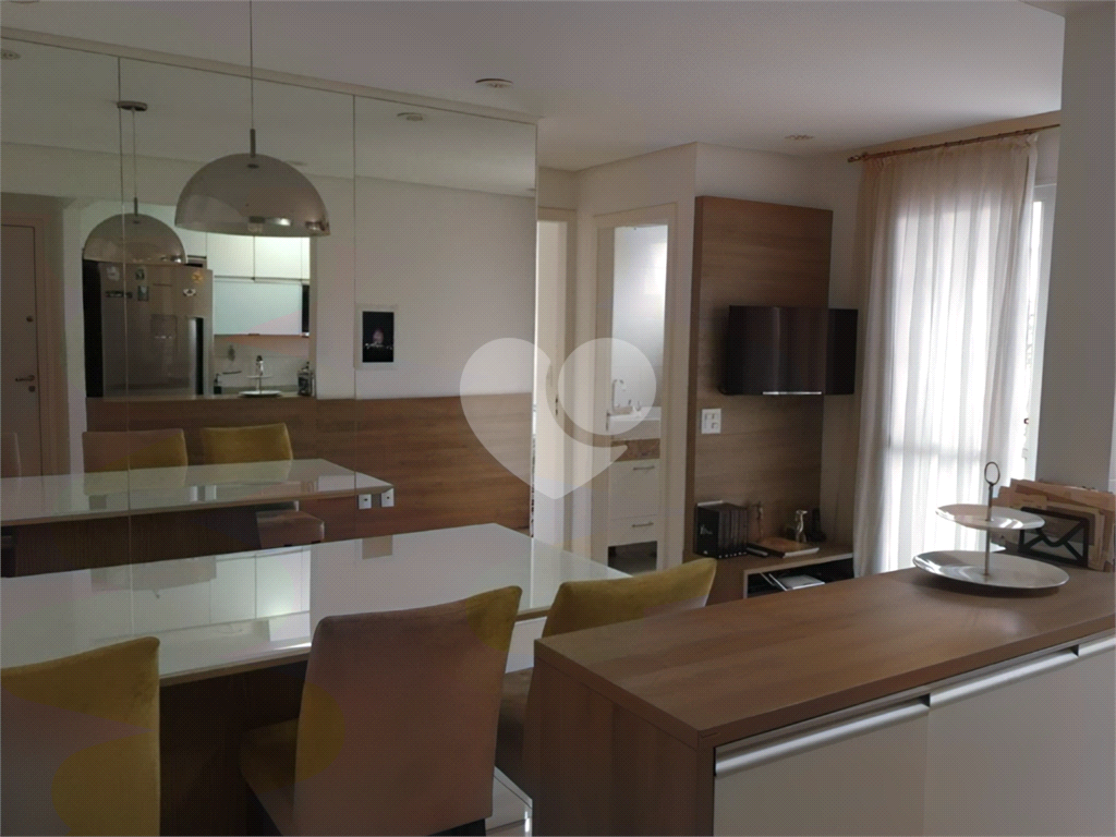 Apartamento a venda de 2 dormitórios, sala com varanda, cozinha com armários, 2 vagas com um depósito, muito bem localizado. 