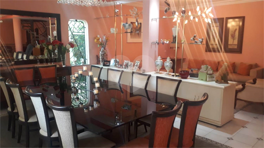 Espetacular Casa em Bairro Nobre e Seguro!!! Com 750 Metros de Construção e 916 Metros de Terreno!!!