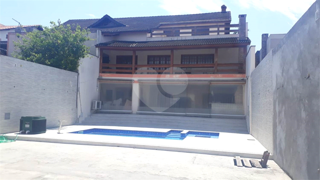 Espetacular Casa em Bairro Nobre e Seguro!!! Com 750 Metros de Construção e 916 Metros de Terreno!!!
