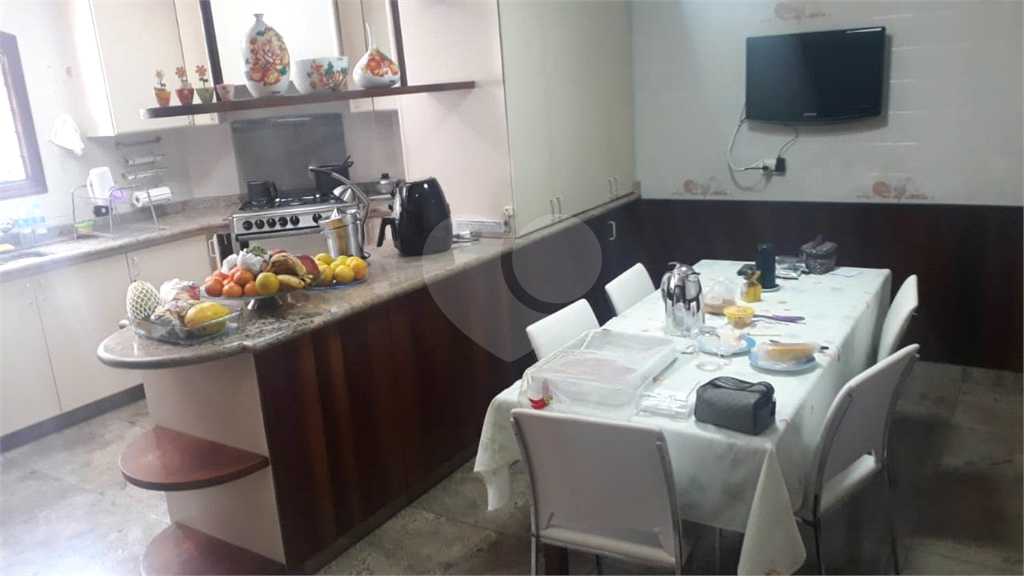 Espetacular Casa em Bairro Nobre e Seguro!!! Com 750 Metros de Construção e 916 Metros de Terreno!!!
