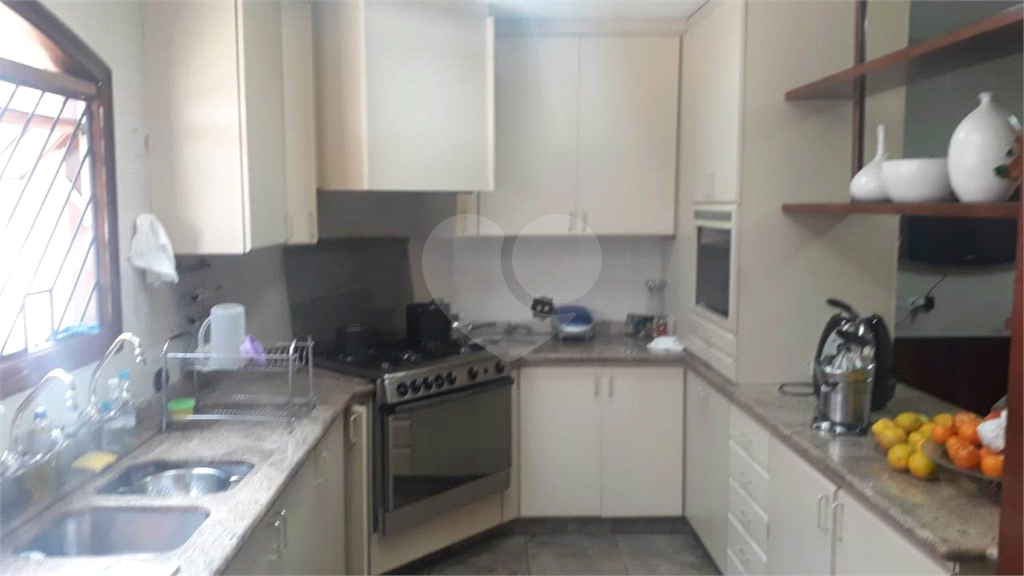 Espetacular Casa em Bairro Nobre e Seguro!!! Com 750 Metros de Construção e 916 Metros de Terreno!!!