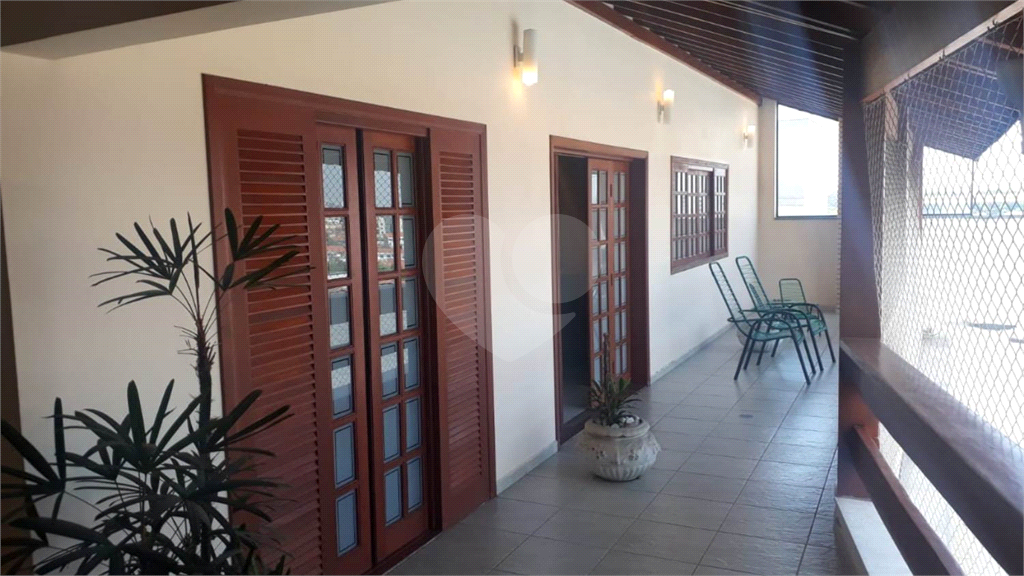 Espetacular Casa em Bairro Nobre e Seguro!!! Com 750 Metros de Construção e 916 Metros de Terreno!!!