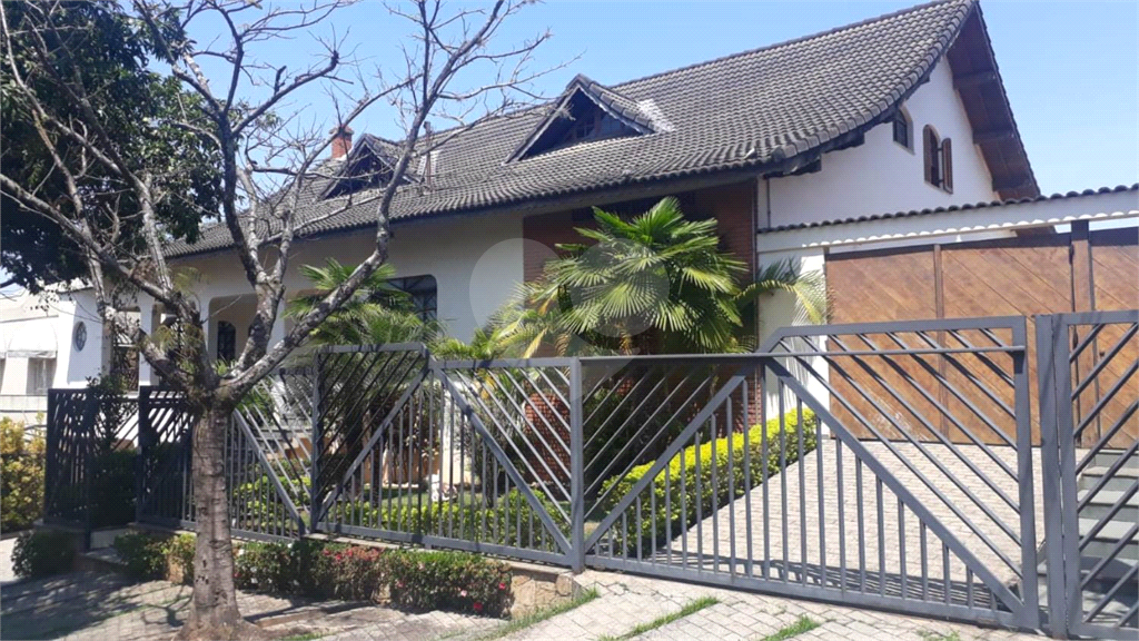Espetacular Casa em Bairro Nobre e Seguro!!! Com 750 Metros de Construção e 916 Metros de Terreno!!!